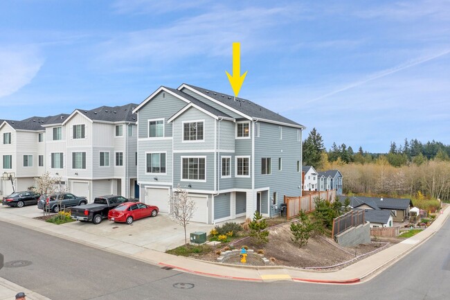 Building Photo - Luxury Townhome in Central Kitsap