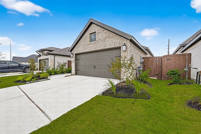 Building Photo - 407 Big Pne Trl