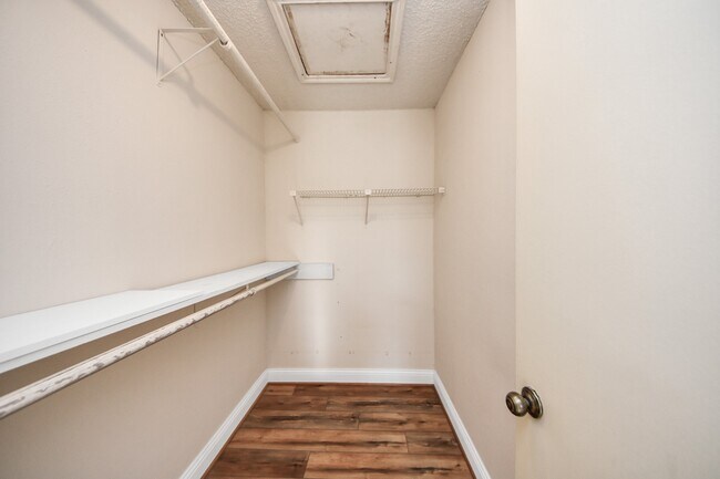 Building Photo - 800 Country Pl Dr
