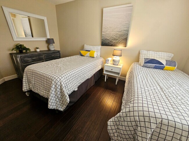 Building Photo - Available at a discounted rate - Furnished 3BR/2BA second floor condo in Worthington!