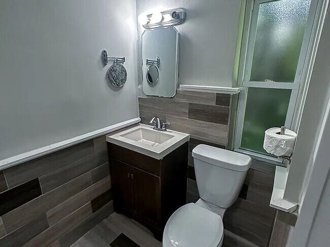 Building Photo - 1470 Antoinette Ave