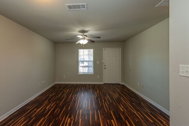 Building Photo - 2 bed, 1 bath in great location - move in ready!