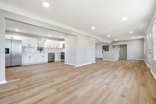 Building Photo - 3735 Richlawn Rd