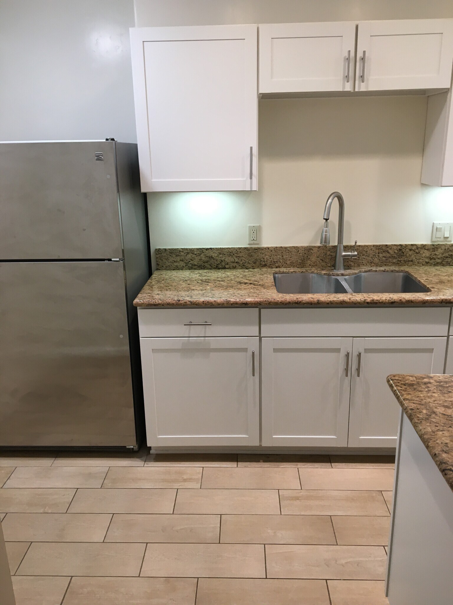 Building Photo - 2301 De la Vina St