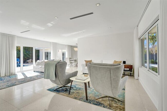 Building Photo - 2514 Yacht Club Blvd