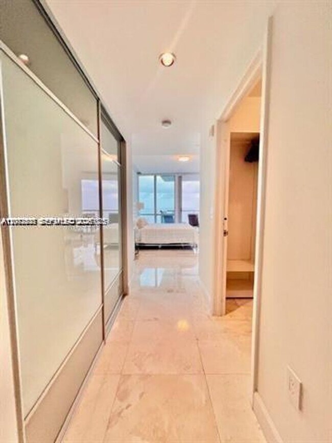 Building Photo - 17121 Collins Ave
