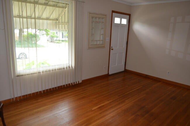 Building Photo - 582 Loveman Ave