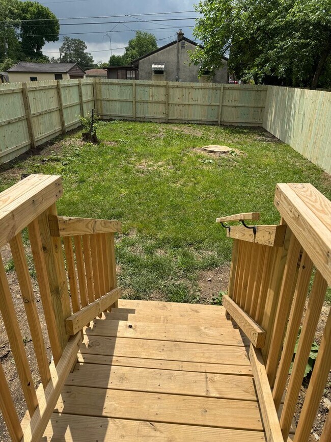 Building Photo - 931-933-933 Lawrence Dr