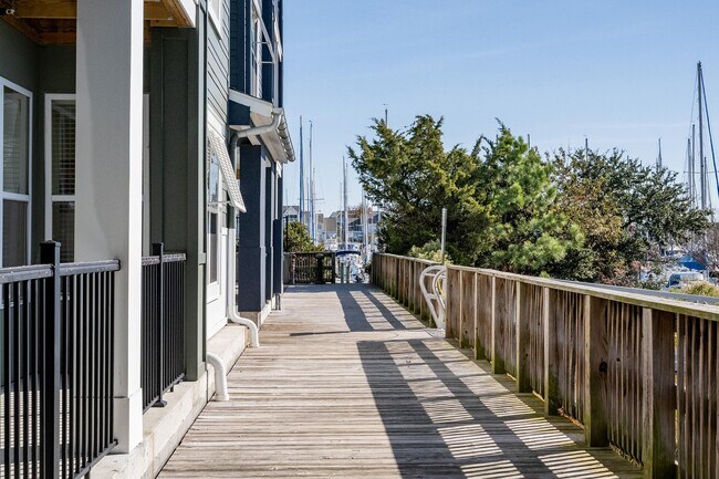 Building Photo - 4921 Pretty Lake Ave