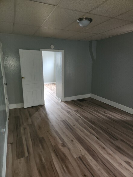 Building Photo - 228 S Pine St