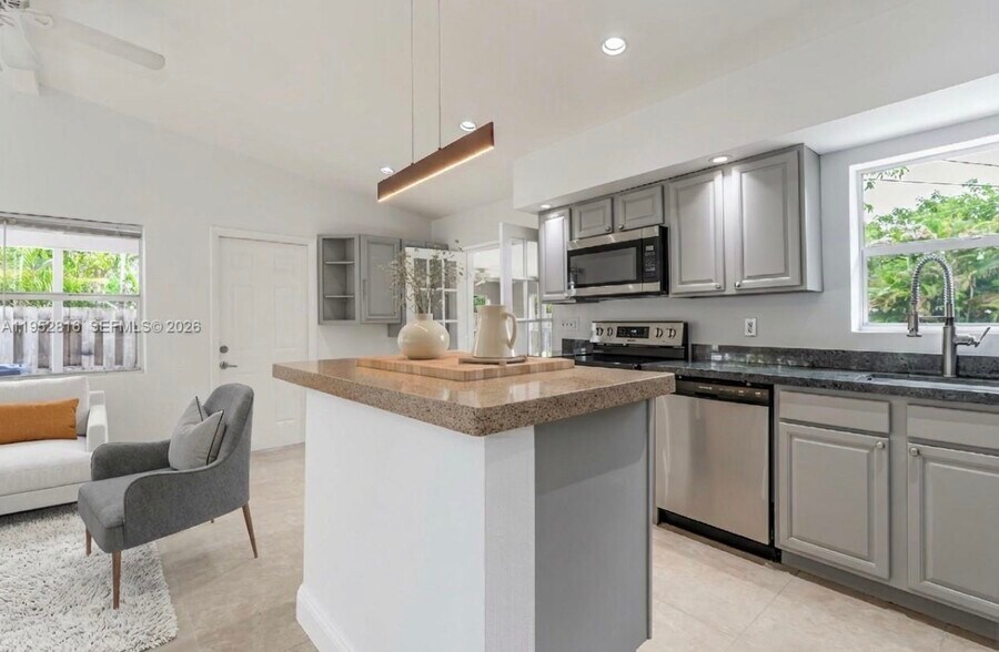 Building Photo - 1032 SW 22nd Ter