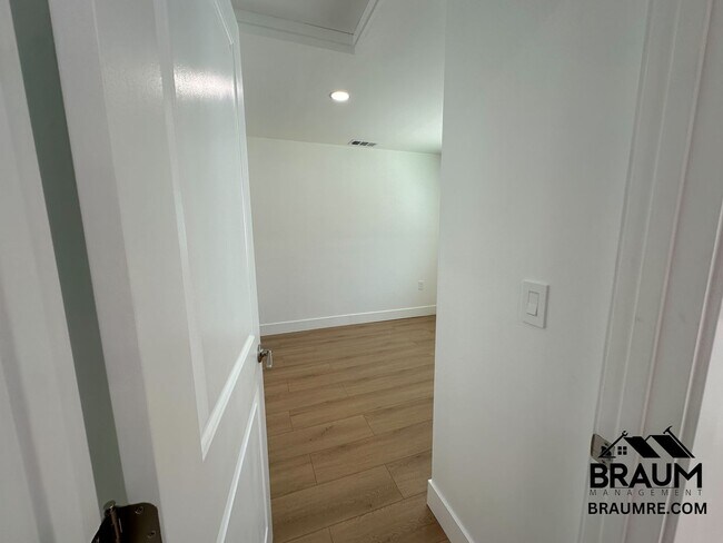 Building Photo - 1111 S Crest Dr