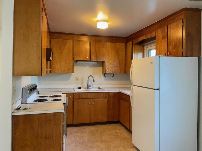 Kitchen - 1104 S 40th Ave