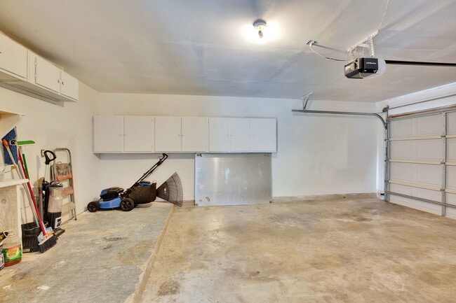 Building Photo - 7002 Skynook Dr