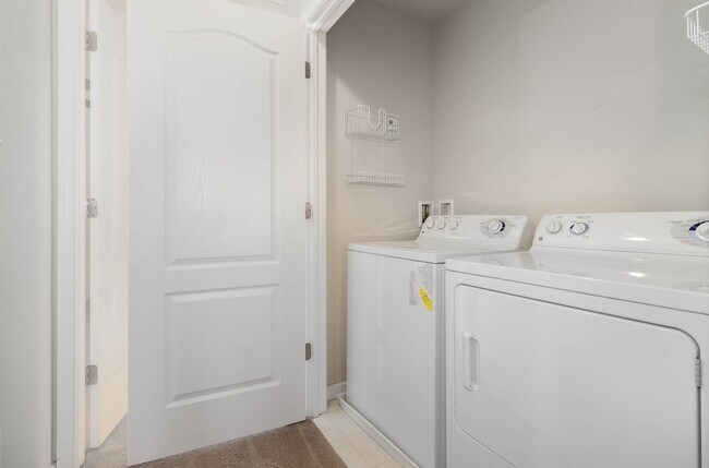 Building Photo - *UPCOMING* 3 Bedroom 2.5 Bath Town-Home Lo...