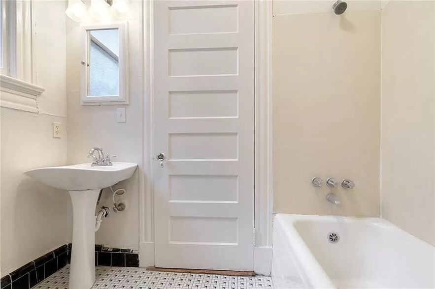 FRONT FULL BATHROOM SHARED WITH 1ST AND 2ND BEDROOMS. TUB RECENTLY RE-PORCELAINED - 8 Neron Pl