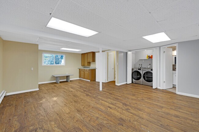 Building Photo - 90 Village Ln