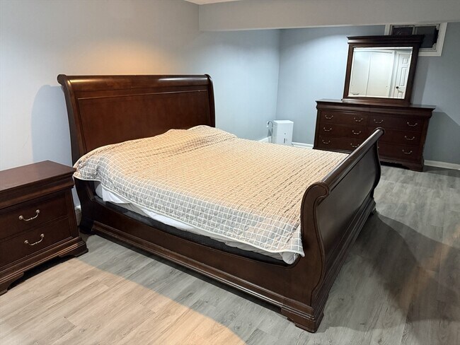 Building Photo - 10 Lawrence Rd