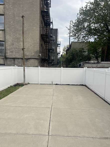 Building Photo - 307 59th St