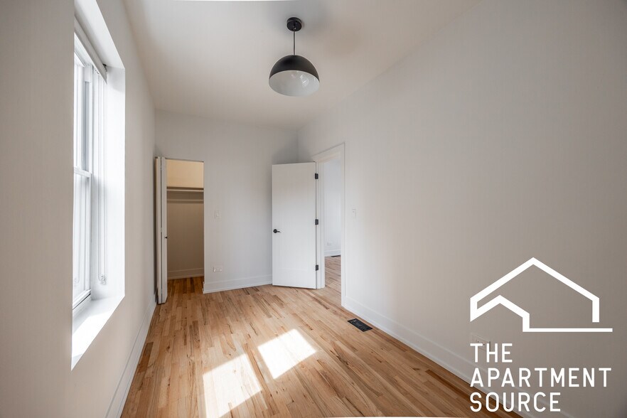 Building Photo - 3051 W Medill Ave