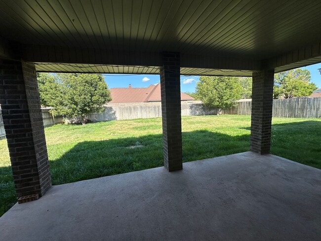 Building Photo - Spacious and nicely located on a cul-de-sac street 3 bedroom 2 bathroom home for rent.