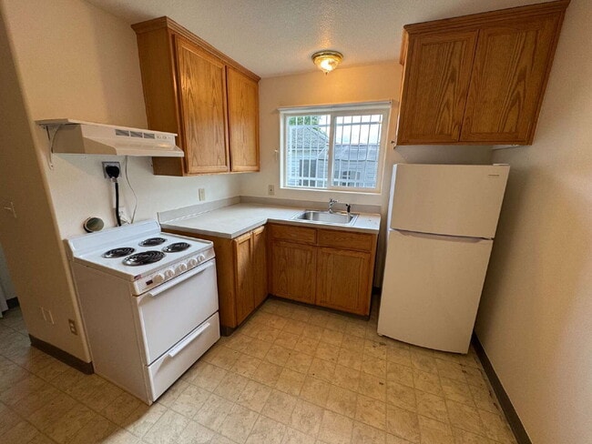 Building Photo - **One Window AC included** Studio Cottage ...