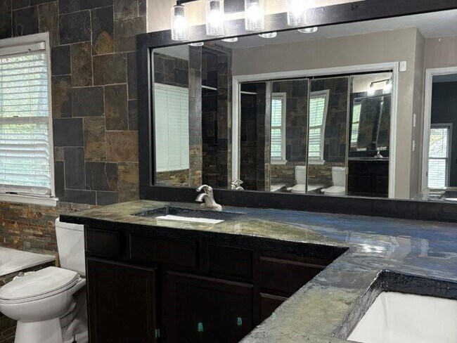 Building Photo - 1562 Linksview Close