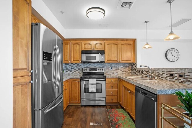 Building Photo - Stunning 11th-Floor Condo with Breathtaking Views | Secure Building & Central AC