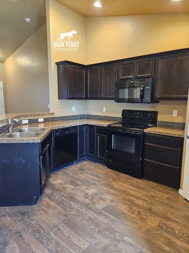 Building Photo - 3bed/2bath home w/bonus room, 2 car garage, fenced yard, and landscaping included.