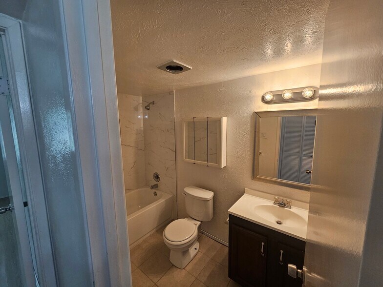 Building Photo - 524 Oldbridge Dr
