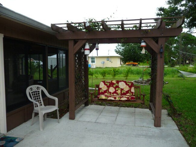 Building Photo - 3/2.5 in Sebastian FL