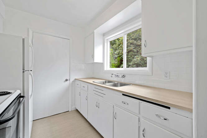 Kitchen - 8808 N Peninsular Ave