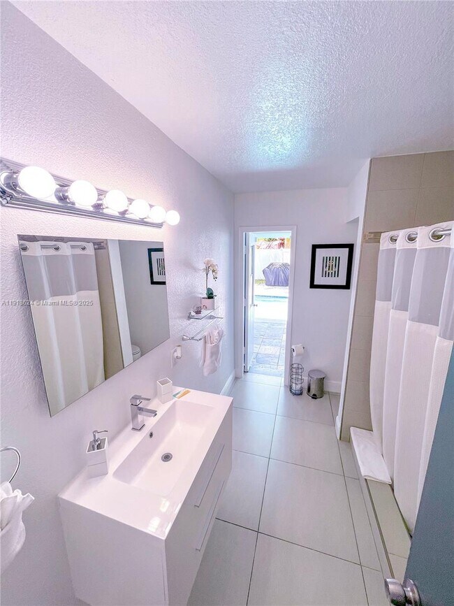 Building Photo - 4420 NW 30th Ct