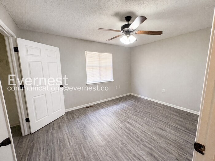 Building Photo - 1800 Labette Manor Dr