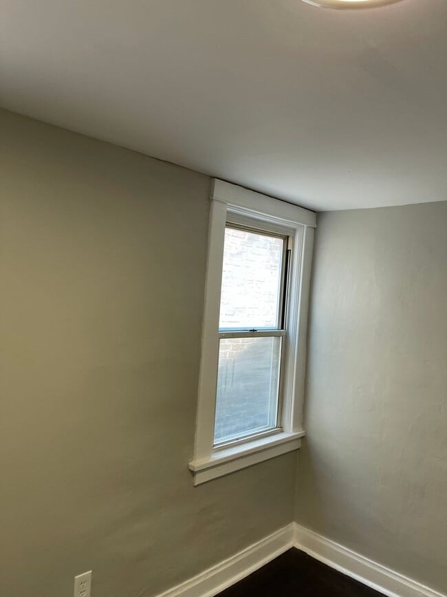 Building Photo - FABULOUSLY RENOVATED 4BR, 2Bath HOME IN TH...