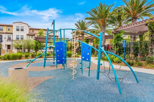 Building Photo - Highly upgraded 3 Bed 3 Bath Townhome with Resort Style Amenities