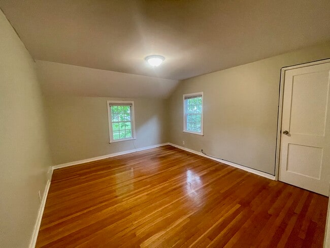 Building Photo - 151 Eastmoreland Dr