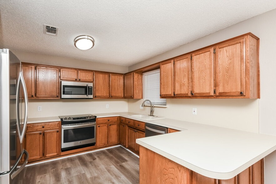 Building Photo - 125 Camelot Dr