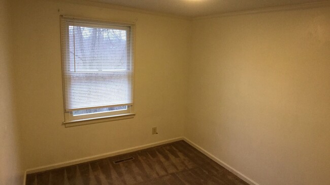 Building Photo - Radford 3 Br/2 Ba, Available July 10th
