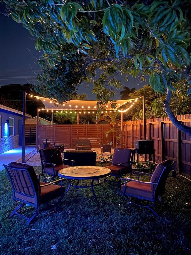 Building Photo - 902 NE 38th St