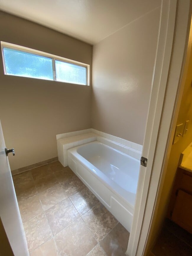 Building Photo - 3 bed, 2 1/2 bath townhome in quiet complex