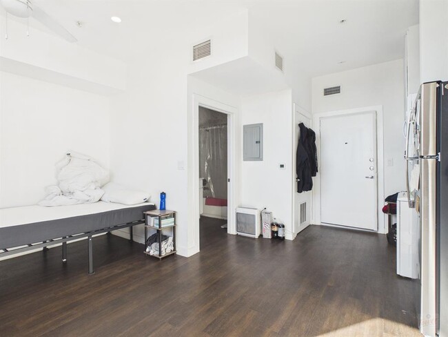 Building Photo - 1010 W 26th St