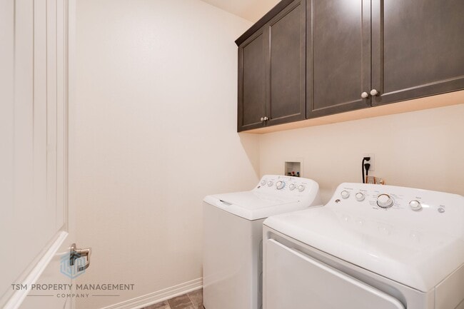 Building Photo - Beautifully 2019-Built 3 Beds 2.5 Baths 1,468 Sqft Home in Eastvale!