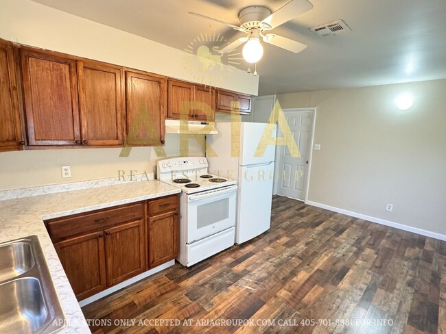 Building Photo - Move-in Ready! Charming 3 bed/1 bath Home ...