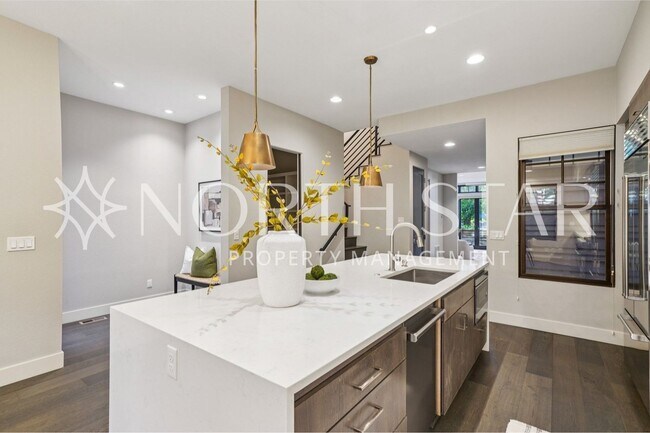 Building Photo - Luxury Living in the Heart of Lake Oswego: Stylish 3-Story Townhouse