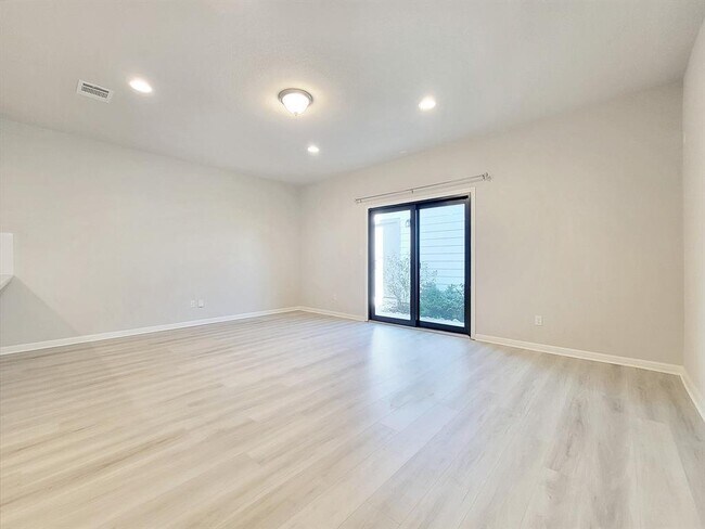 Building Photo - 2044 Arendale Dr