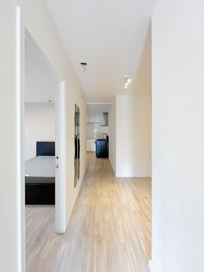 Building Photo - 807 Wilton Pl