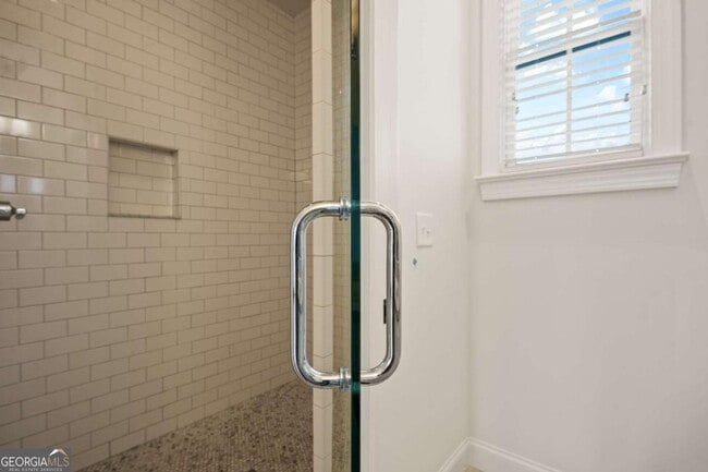 Building Photo - 689 Fraser St SE