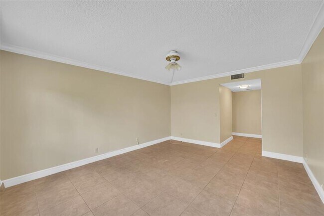 Building Photo - 350 Racquet Club Rd