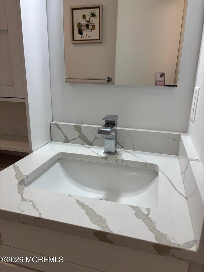 Building Photo - 528 Main St